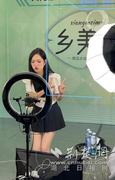 中国（天Kaiyun 开云门）服装电商产业峰会开幕 现场签约项目11715亿元(图3)