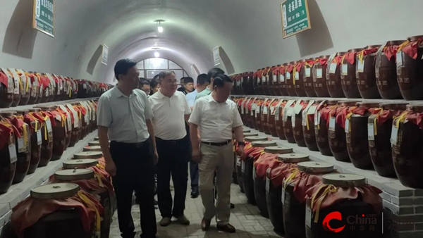 Kaiyun 开云体育省政协调研组莅临豫坡酒业调研(图2) Kaiyun 开云体育省政协调研组莅临豫坡酒业调研(图2)