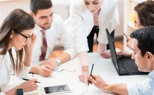 开云 开云体育官网为什么企业需要定制化的企业管理咨询服务？(图2)