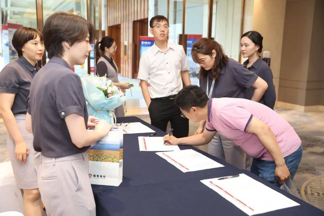 互联开云体育 Kaiyun.com 官网入口网时代的高端企业沙龙：招商银行借助直播打造新营销模式(图2)