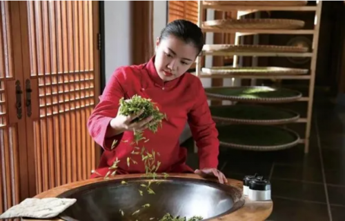 抖音电商直播炒茶国货老品牌一个春茶季卖出千万开云APP 开云官网入口元龙井(图2)