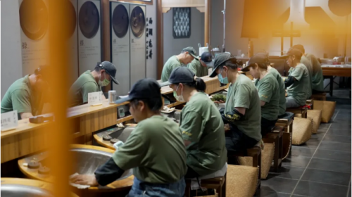 抖音电商直播炒茶国货老品牌一个春茶季卖出千万开云APP 开云官网入口元龙井(图9)