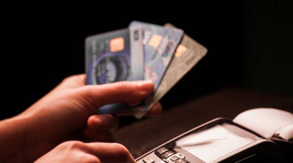 开云体育 开云平台美国网友：中国已是世界第二大经济体为何连信用卡都不会用？(图2)