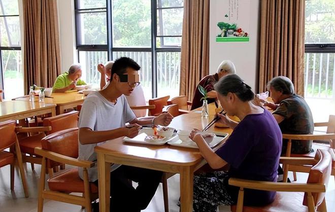 开云体育 开云平台吸金千亿！最“奇葩”养老院专治年轻人(图4)