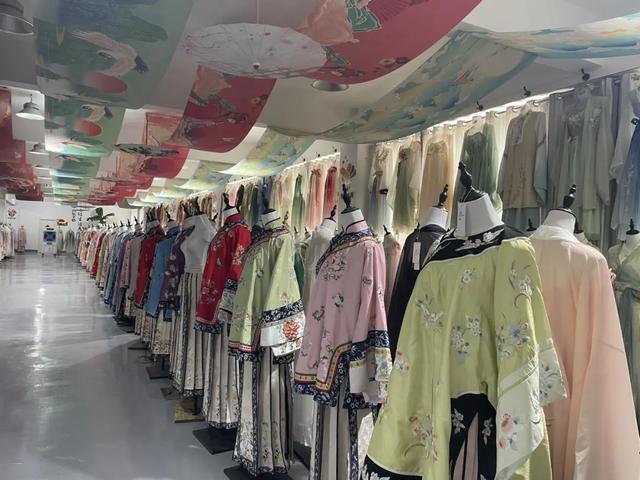 成开云 开云体育平台立半年爆卖4000多万被流量眷顾后这里的商家集体供不应求(图6)
