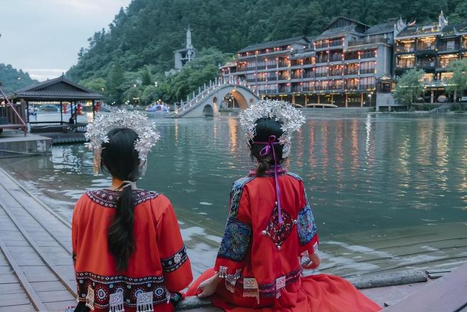 开云 开云体育平台贵州旅游6天5晚自由行定制路线贵州旅行团六日游人均多少钱(图4)