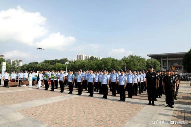 开云 开云体育平台200余万财物“各回各家”临清公安开大会啦!(图2) 开云 开云体育平台200余万财物“各回各家”临清公安开大会啦!(图2)