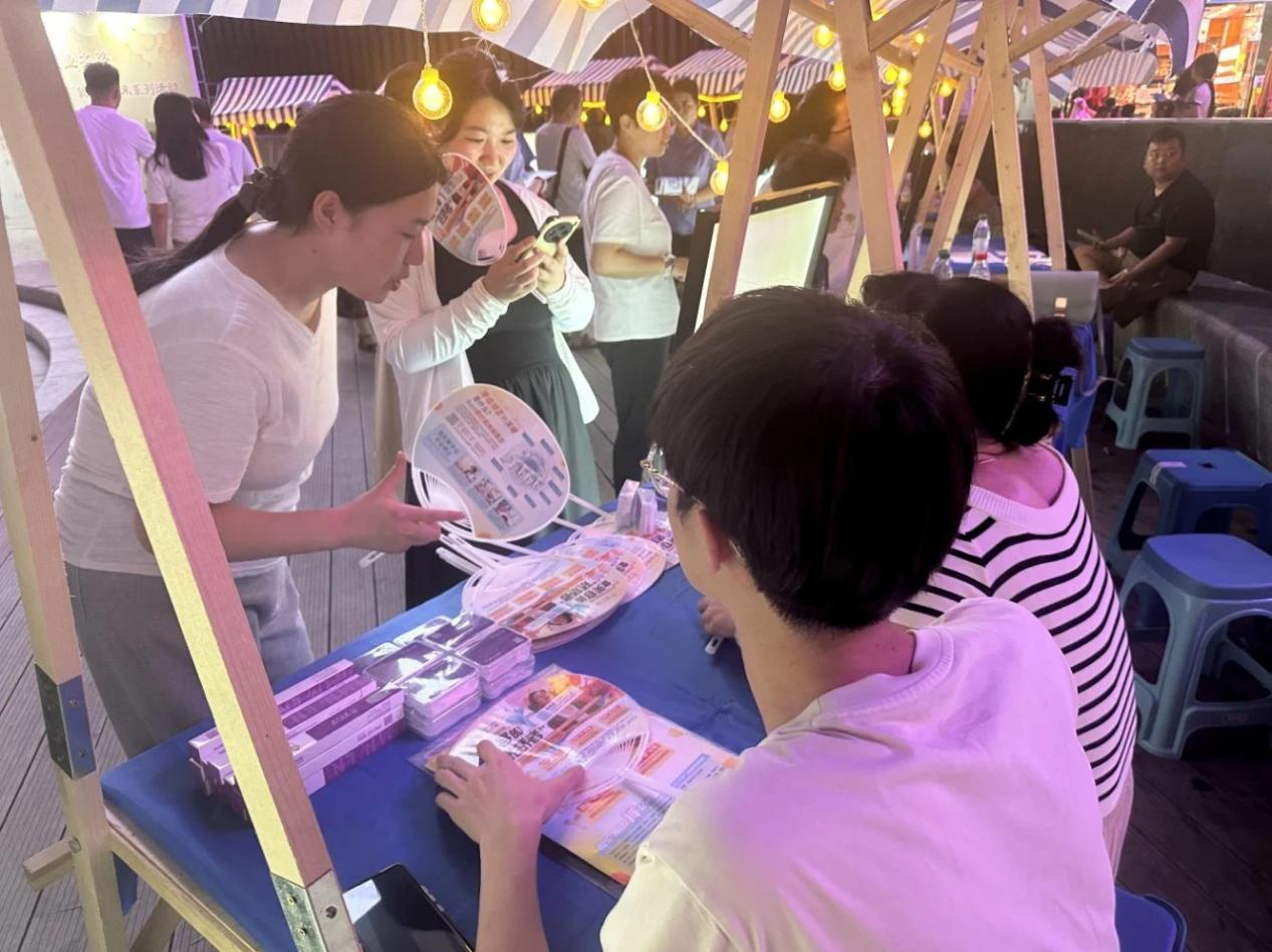 开云体育 开云官网太原市迎泽区钟楼街人才夜市“开市”(图3) 开云体育 开云官网太原市迎泽区钟楼街人才夜市“开市”(图3)