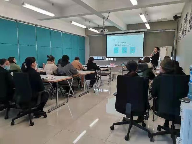 东坡开云 开云体育平台区就业局在华陆商圈企业开展市场营销培训(图2)
